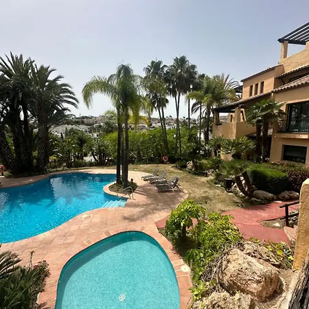 Апартаменти Stunning 3 Bedroom Holiday With A Pool