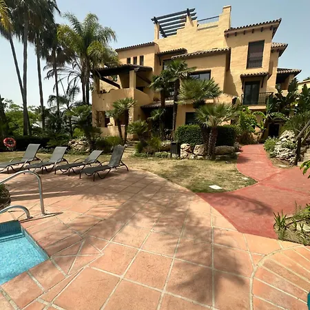 Апартаменти Stunning 3 Bedroom Holiday With A Pool