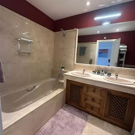 Stunning 3 Bedroom Holiday With A Pool *
