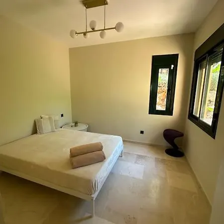 Stunning 3 Bedroom Holiday With A Pool Апартаменти *